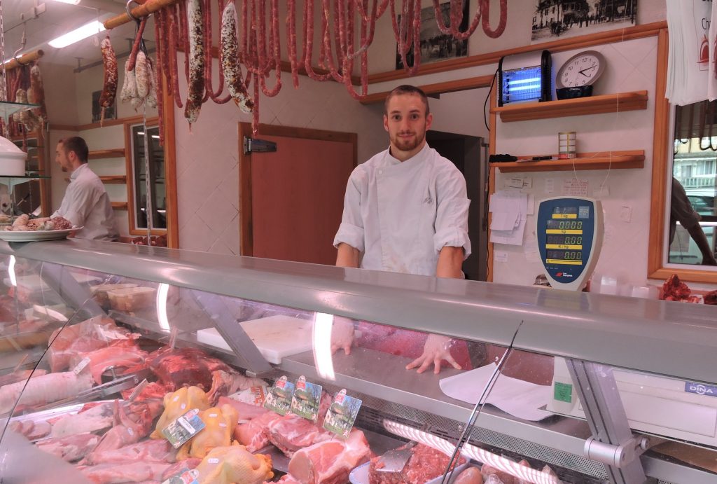 Un Jeune Boucher Charcutier Prend La Relève Arthez Mon Village Site Dinformation Du Pays D 