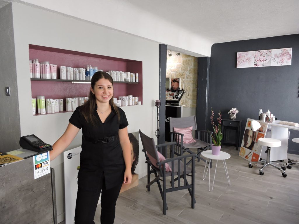 Une jeune esthéticienne s’installe Arthez mon village Site d